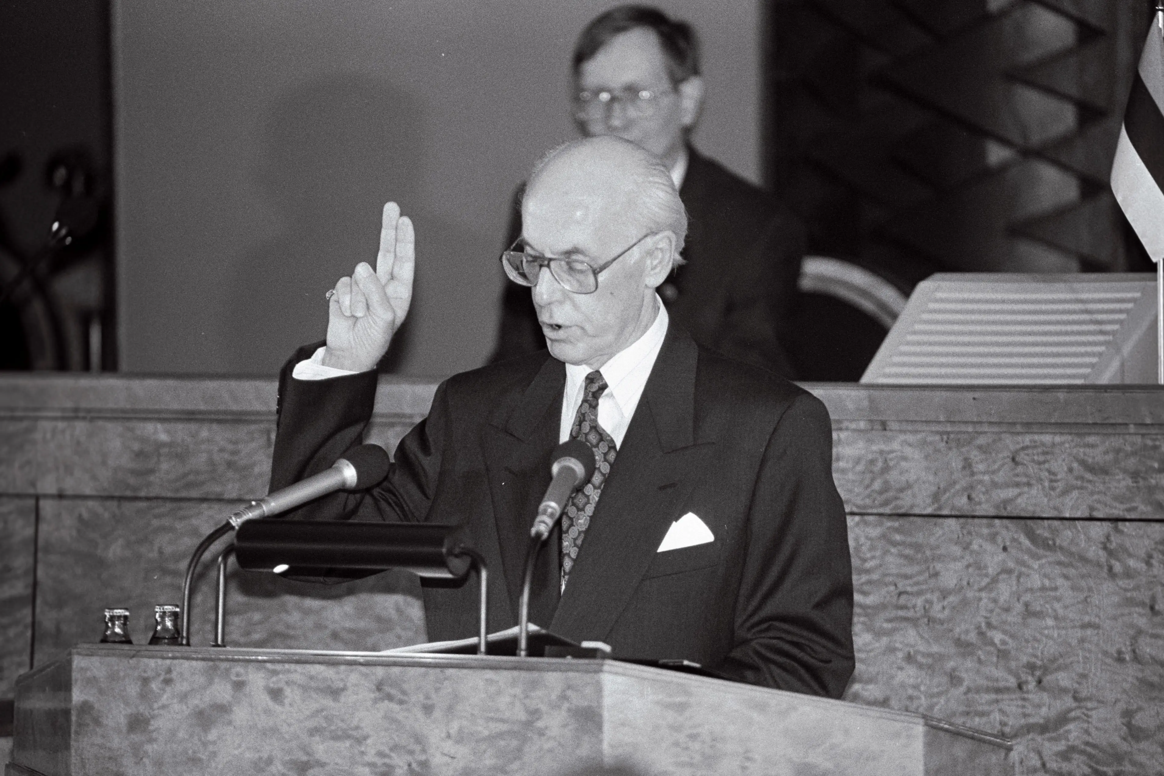 Lennart Meri presidendi ametivannet andmas