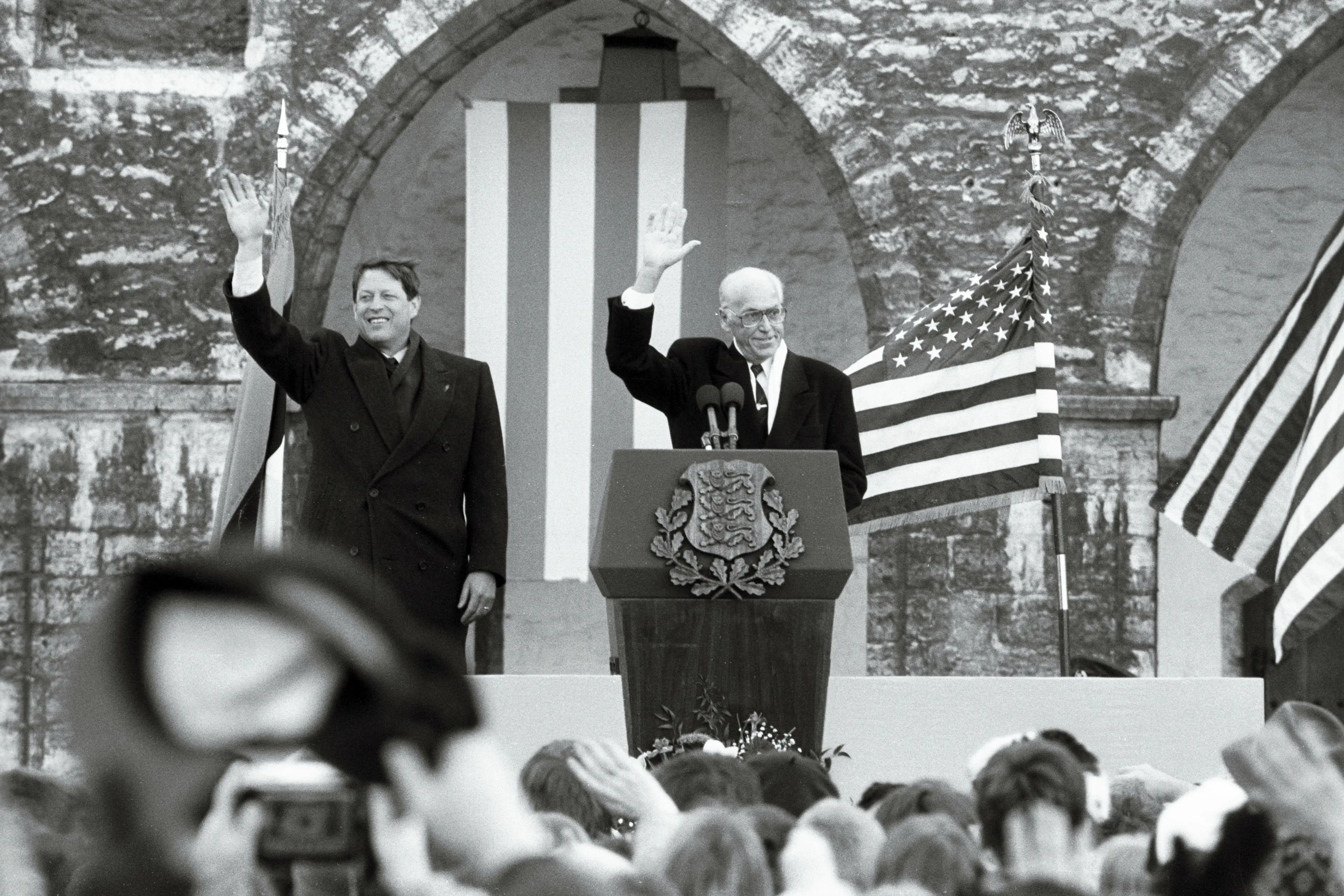 Ameerika Ühendriikide asepresident Al Gore ja Eesti Vabariigi president Lennart Meri Tallinnas Raekoja platsil, 13. märts 1995. Foto: T. Volmer.  Rahvusarhiiv 