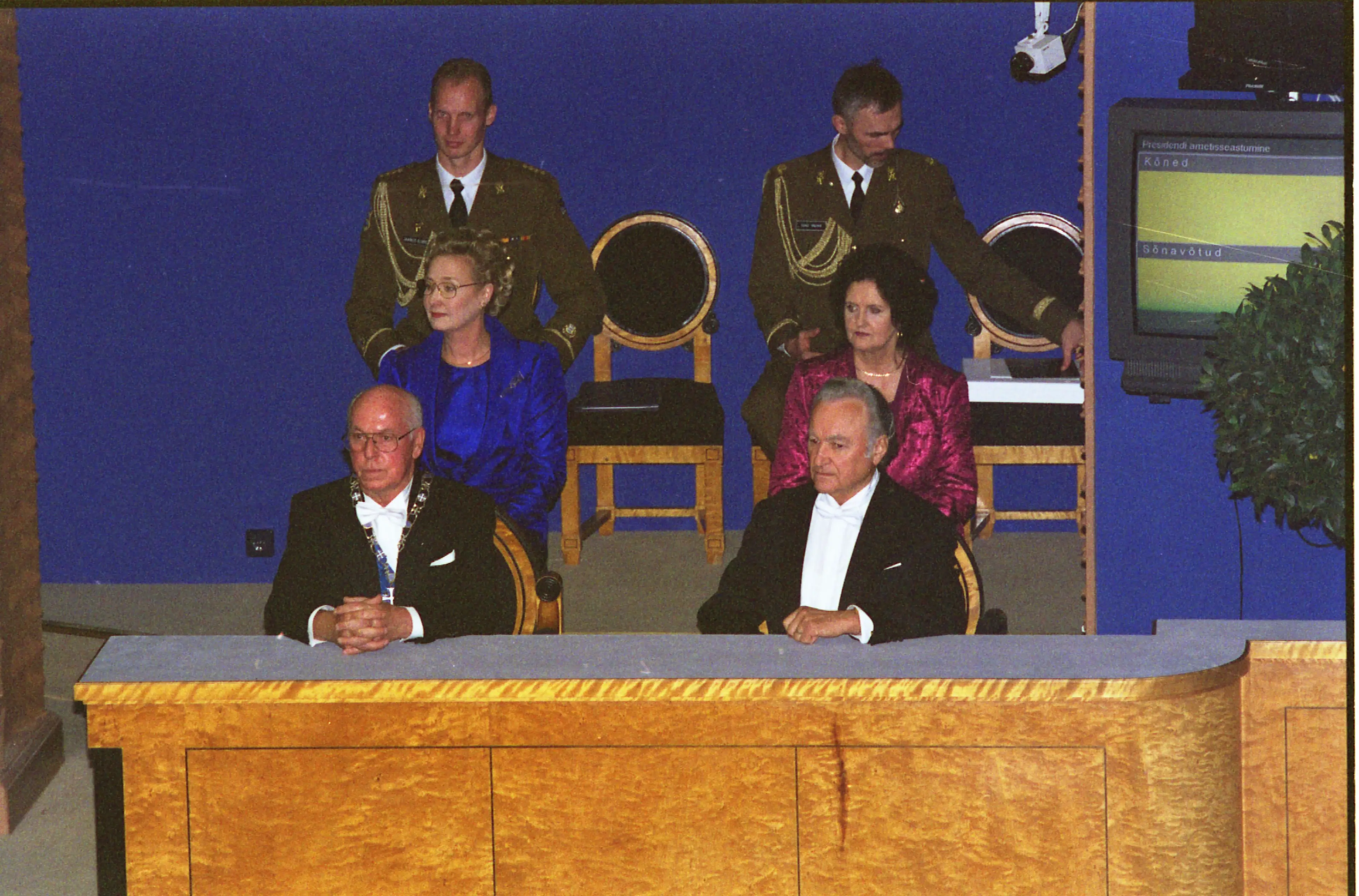 Ametist lahkuv president Lennart Meri ja ametisse astuv Arnold Rüütel Riigikogu saalis