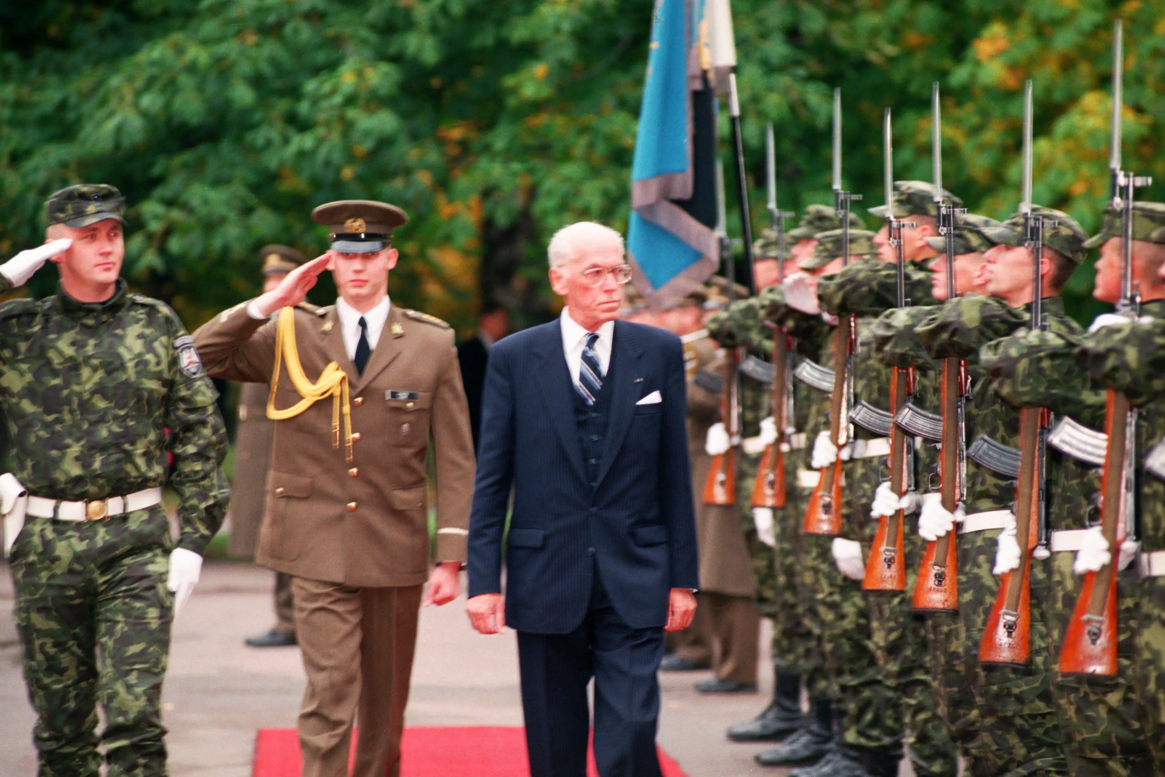 Auvahtkond Kadriorus tervitab president Lennart Merit pärast ametivande andmist Riigikogus, 1996