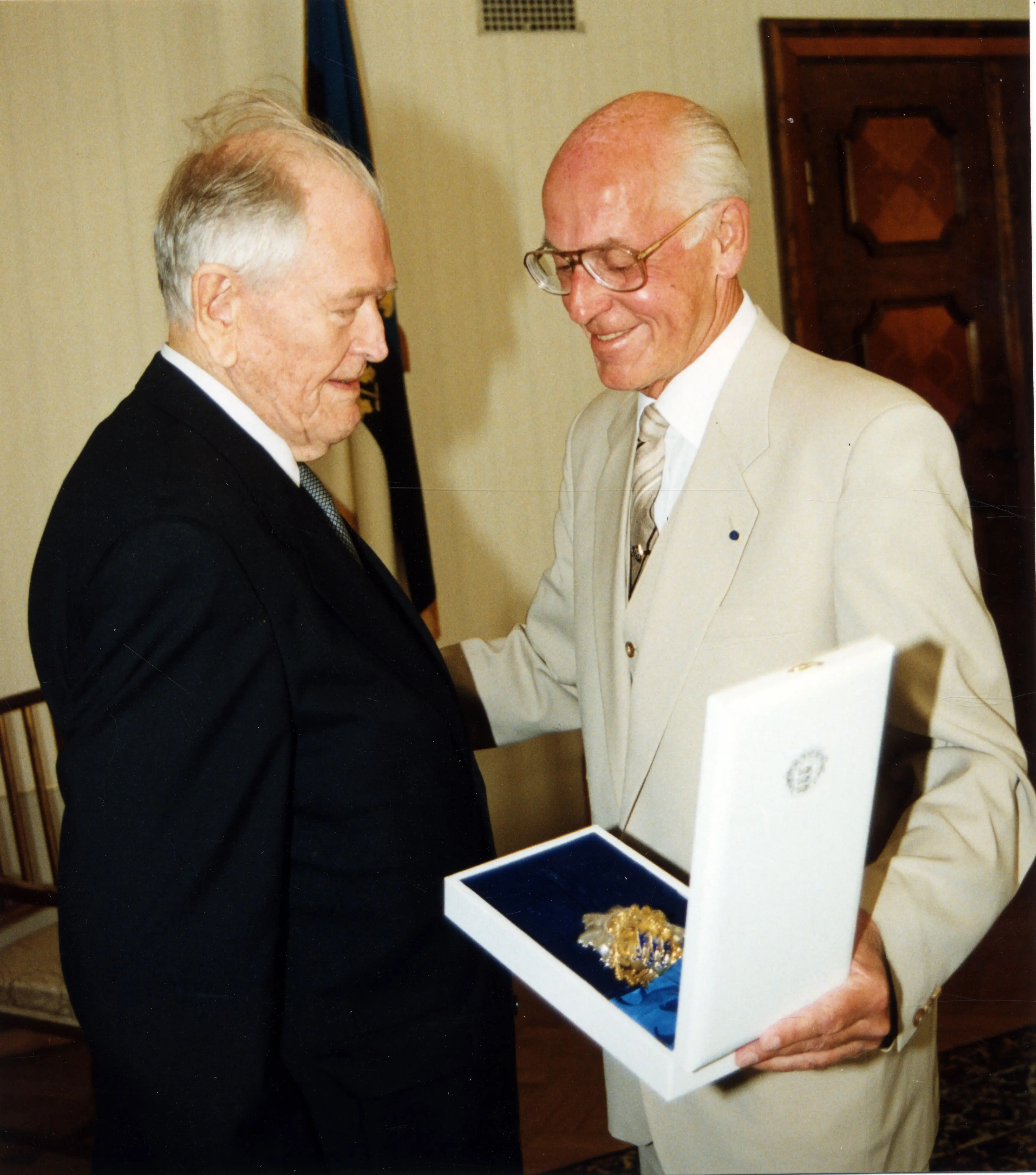Lennart Meri annab Ernst Jaaksonile üle Riigivapi esimese klassi teenetemärgi, 23. august 1995. Foto: V. Maask. Rahvusarhiiv 