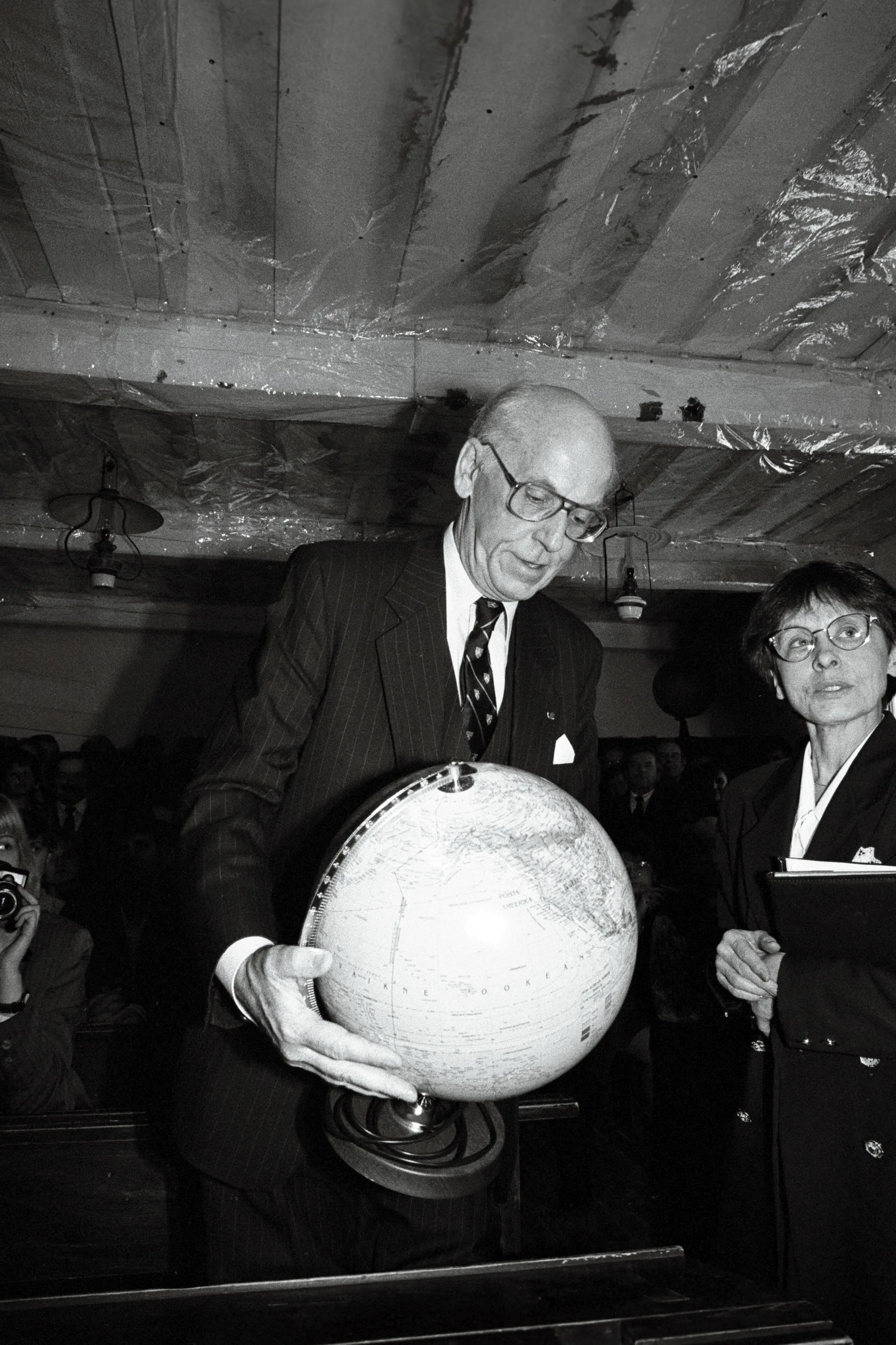 President Lennart Meri kinkis Palamuse O. Lutsu Kihelkonnakoolimuuseumile gloobuse