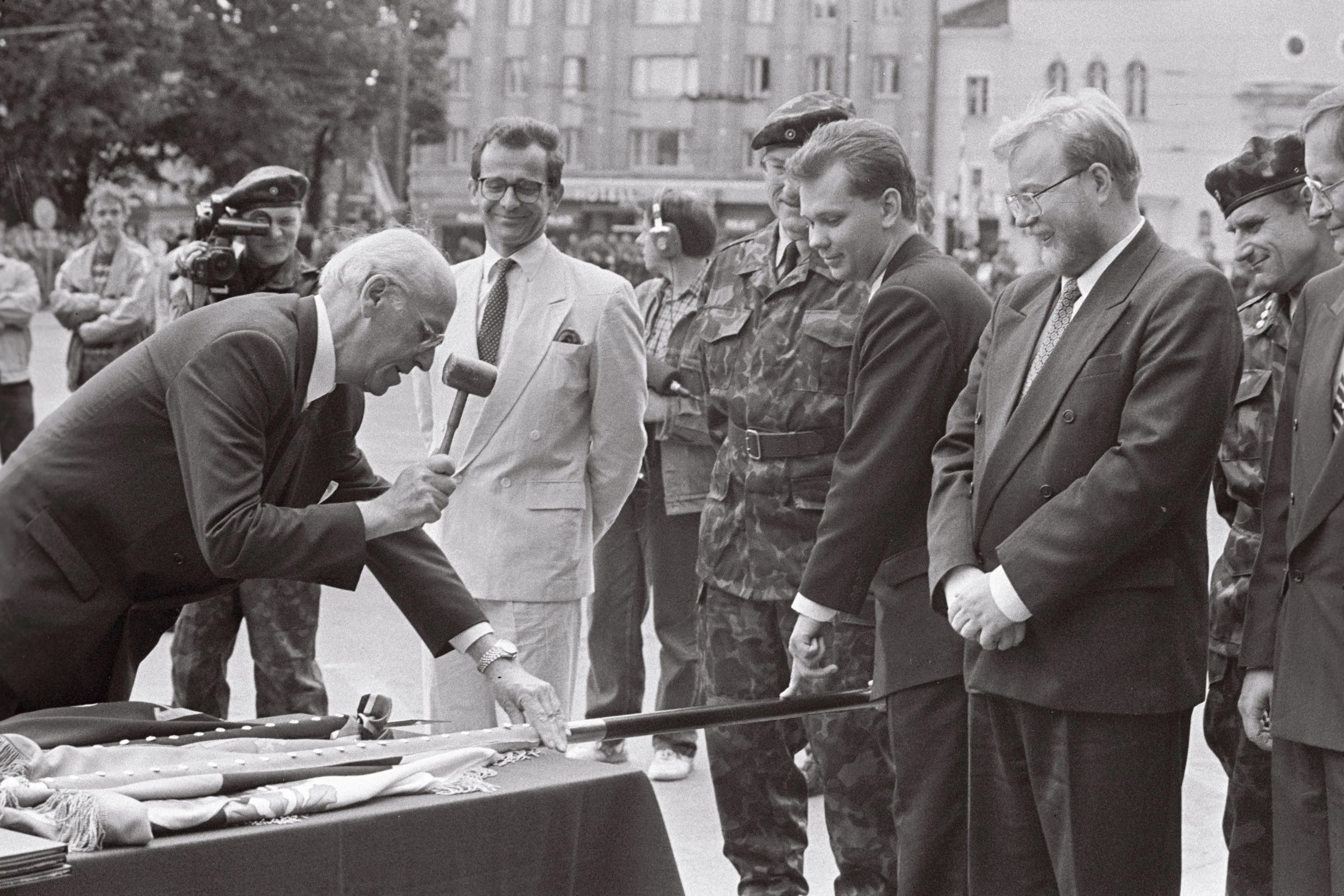 Võidupüha paraadil lõi president Lennart Meri hõbenaela lipuvardasse