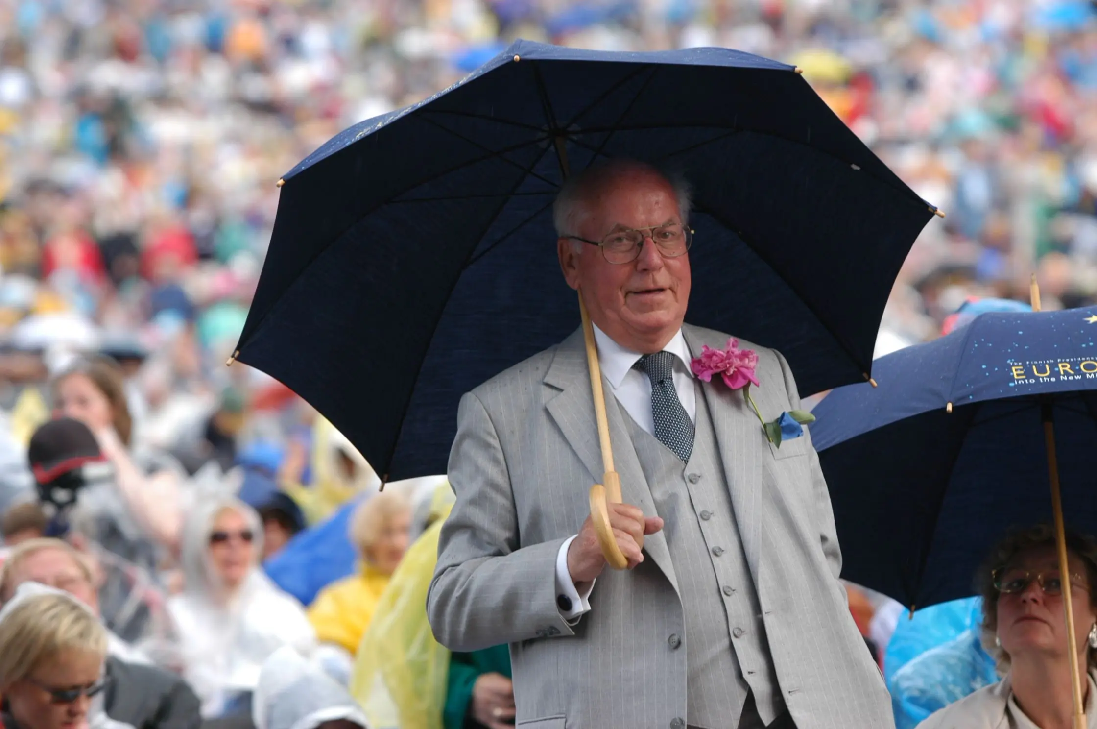 Lennart Meri vihmavarjuga laulupeol