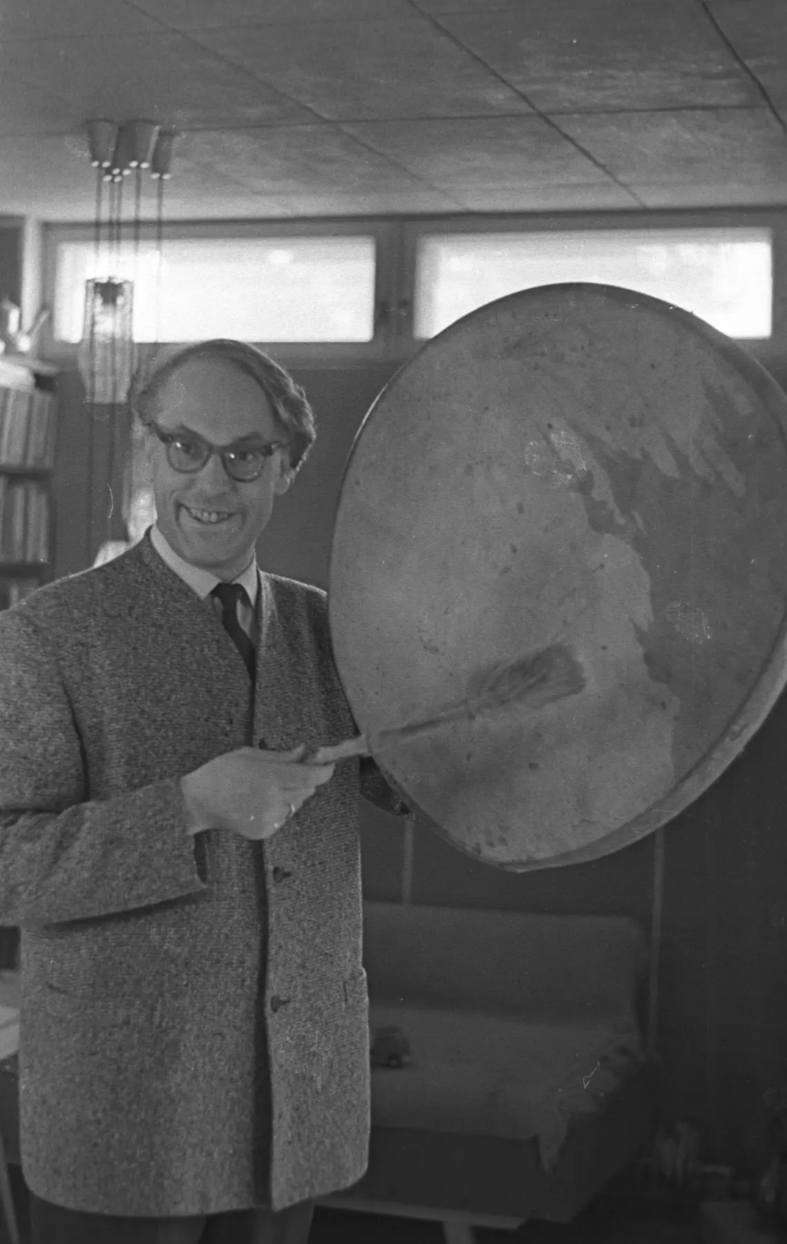 Lennart Meri šamaanitrummi mängimas
